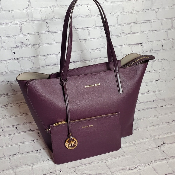 Michael Kors Handbags - MICHAEL KORS jet set tote 💜